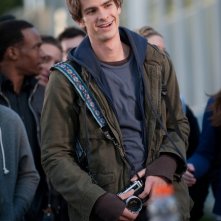 Andrew Garfield in abiti 'normali' in una scena di The Amazing Spider-Man