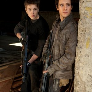 Falling Skies: Connor Jessup e Drew Roy nell'episodio Young Bloods