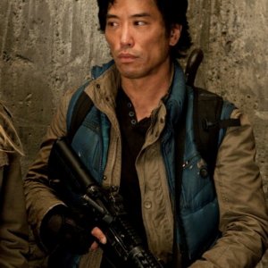 Falling Skies: Peter Shinkoda in una scena dell'episodio Young Bloods