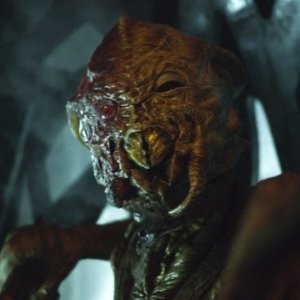Falling Skies: un terrificante skitter in una scena dell'episodio Young Bloods