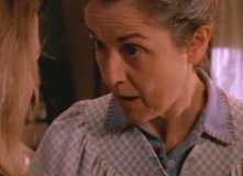 Mary Beth Peil in un momento dell'episodio Voci di corridoio della serie Dawson's Creek