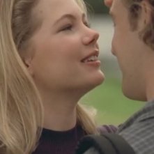 Michelle Williams e James va Der Beek in un momento di Conoscenza carnale della serie Dawson's Creek