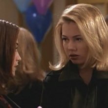 Michelle Williams in un momento dell'episodio Una serata tra amici della serie Dawson's Creek