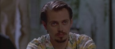 Steve Buscemi nei panni di Mr. Pink in una scena de Le Iene