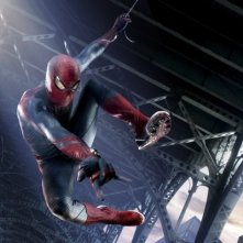 The Amazing Spider-Man: Andrew Garfield in 'veste' di Uomo Ragno in un momento del film