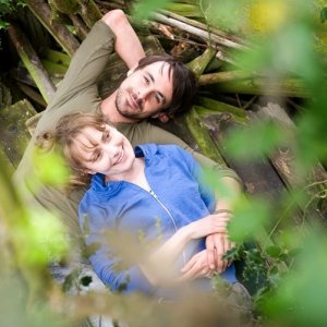 Christine Bottomley e Emun Elliot in Strawberry Fields (2012)