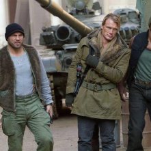 Dolph Lundgren insieme a Terry Crews e Randy Couture in una scena de I mercenari 2
