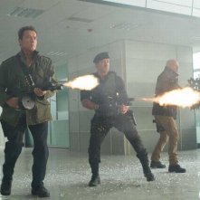 I mercenari 2: Sylvester Stallone con Arnold Schwarzenegger e Bruce Willis in una scena 'infuocata'