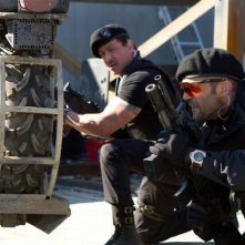 I mercenari 2: Sylvester Stallone e Jason Statham in una scena d'azione del film