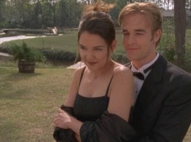 James van Der Beek e Katie Holmes nell'episodio Il ballo studentesco della serie Dawson's Creek