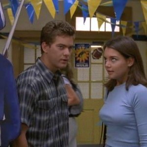Joshua Jackson e Katie Holmes nell'episodio Un bacio da 500 dollari della serie Dawson's Creek