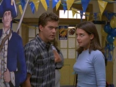 Joshua Jackson e Katie Holmes nell'episodio Un bacio da 500 dollari della serie Dawson's Creek