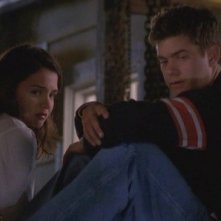 Joshua Jackson e Katie Holmes nell'episodio Un giorno da non rivivere della serie Dawson's Creek