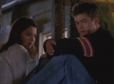 Joshua Jackson e Katie Holmes nell'episodio Un giorno da non rivivere della serie Dawson's Creek