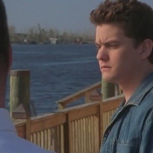 Joshua Jackson in un momento dell'episodio Addio Joey della serie Dawson's Creek