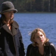 Katie Holmes e Michelle Williams nell'episodio L'isola delle streghe della serie Dawson's Creek