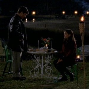 Kerr Smith e Katie Holmes in un momento dell'episodio Essere o non Essere (2) della serie Dawson's Creek