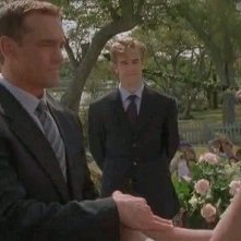 Mary-Margaret Humes, James van Der Beek e John Wesley Shipp nell'episodio Pacey o Dawson? della serie Dawson's Creek