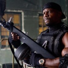Terry Crews armato fino ai denti in una scena de I mercenari 2