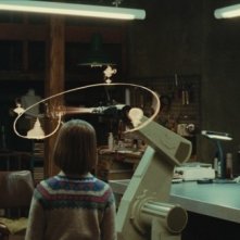 Eva: la piccola Claudia Vega (di spalle) insieme a Daniel Bruhl in una scena del film