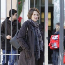 Gli equilibristi: Barbora Bobulova davanti alla scuola in una scena del film