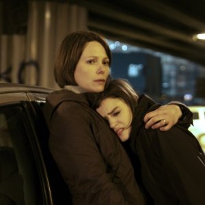 Gli equilibristi: Barbora Bobulova e Rosabell Laurenti Sellers sono madre e figlia in una scena