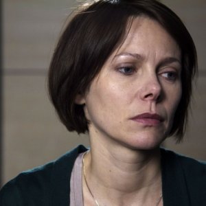 Gli equilibristi: lo sguardo triste di Barbora Bobulova in una scena del film