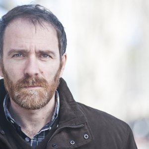 Gli equilibristi: una luminosa immagine di Valerio Mastandrea tratta dal film