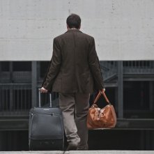 Gli equilibristi: Valerio Mastandrea (di spalle) mentre va via di casa in una scena del film