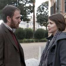 Gli equilibristi: Valerio Mastandrea e Barbora Bobulova sono Giulio ed Elena in una scena del film