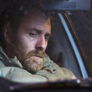 Gli equilibristi: Valerio Mastandrea in solitudine nella sua auto in una scena del film