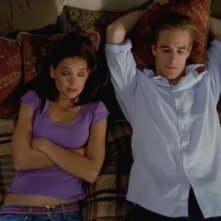 Katie Holmes e James van Der Beek nell'episodio Il lungo addio della serie Dawson's Creek