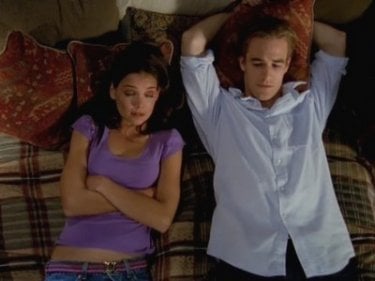 Katie Holmes e James van Der Beek nell'episodio Il lungo addio della serie Dawson's Creek