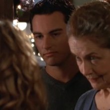 Kerr Smith e Mary Beth Peil in un momento dell'episodio Un bacio sotto il vischio della serie Dawson's Creek