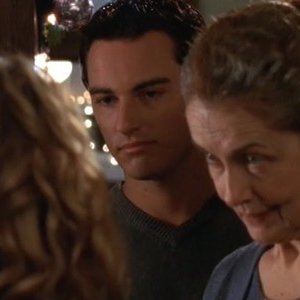 Kerr Smith e Mary Beth Peil in un momento dell'episodio Un bacio sotto il vischio della serie Dawson's Creek