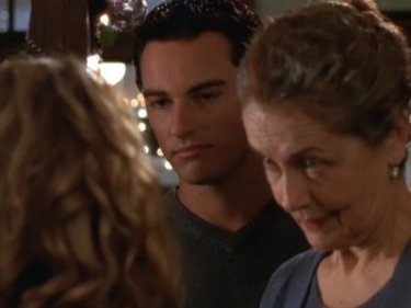 Kerr Smith e Mary Beth Peil in un momento dell'episodio Un bacio sotto il vischio della serie Dawson's Creek