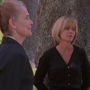 Mary Beth Peil e Mary-Margaret Humes nell'episodio Sensi di colpa della serie Dawson's Creek