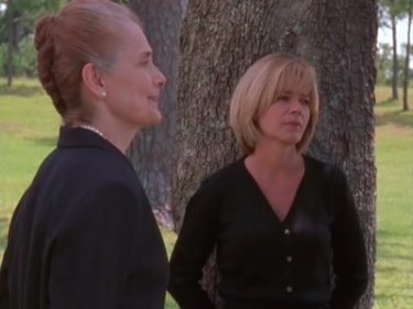 Mary Beth Peil e Mary-Margaret Humes nell'episodio Sensi di colpa della serie Dawson's Creek