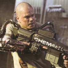 Matt Damon in combattimento in una scena di Elysium