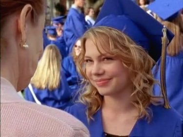 Michelle Williams in un momento dell'episodio Il giorno del diploma della serie Dawson's Creek