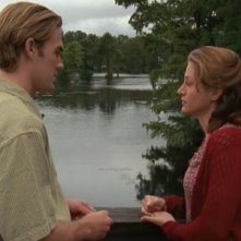 Sasha Alexander e James van Der Beek in un momento dell'episodio Un annuncio inaspettato della serie Dawson's Creek
