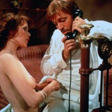 Sylvia Kristel in Emmanuelle 2: l'antivergine con Umberto Orsini