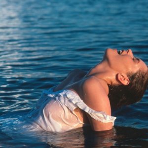 un bagno sensuale per Sylvia Kristel