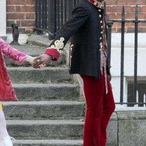 André Benjamin cammina per Londra in una scena di All Is By My Side