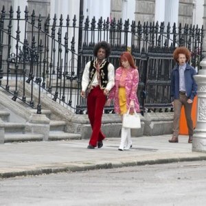 André Benjamin e Hayley Atwell a passeggio nella Londra anni '70 in una scena di All Is By My Side