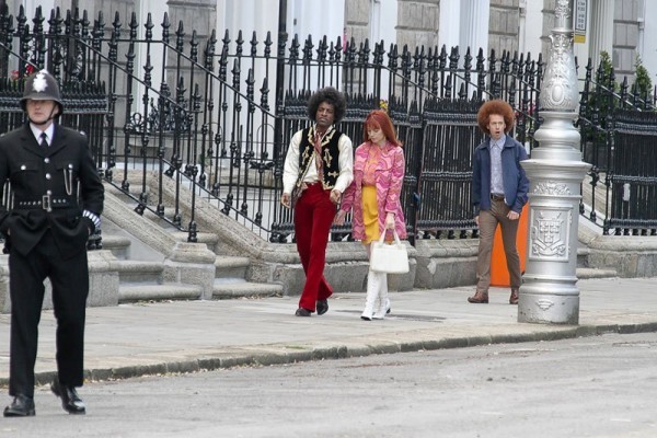 André Benjamin e Hayley Atwell a passeggio nella Londra anni '70 in una scena di All Is By My Side
