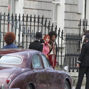 André Benjamin e Hayley Atwell circondati dai Bobbies sul set di di All Is By My Side