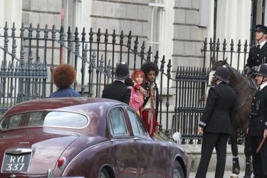 André Benjamin e Hayley Atwell circondati dai Bobbies sul set di di All Is By My Side