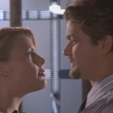 Busy Philipps e Joshua Jackson in un momento dell'episodio Una band eccezionale della serie Dawso's Creek