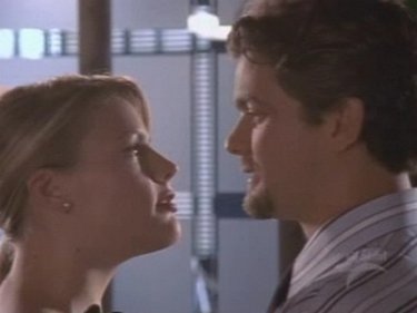 Busy Philipps e Joshua Jackson in un momento dell'episodio Una band eccezionale della serie Dawso's Creek